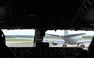 100th ARW refuels E-4B Nightwatch