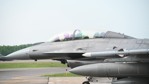 F-16 Fighting Falcons Taxi