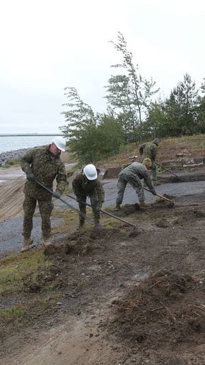 BALTOPS 25 – 8th Engineer Support Battalion Portable Boat Ramp Debris Clearing (Vertical Broll)