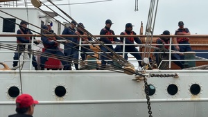 CGC Eagle members heave mooring line