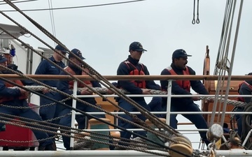 CGC Eagle members heave mooring line