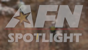 U.S. Marine, Spouse do Jungle Warfare Training for Spouse Day