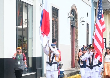 Panamanian students and U.S. Navy service members unite in  concert