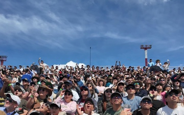 B-Roll - Spectators react to Viper Demonstration at F-AIR 2025