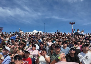 B-Roll - Spectators react to Viper Demonstration at F-AIR 2025