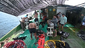 25-3VN Conducts Dive Operations