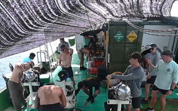 25-3VN Conducts Dive Operations
