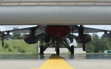 Polish and Romanian F-16s protect NATO airspace (b-roll)