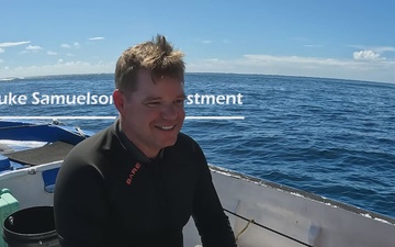 CMCS Samuelson of NMCB 4 Reenlists Underwater