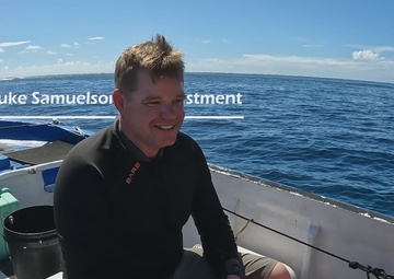 CMCS Samuelson of NMCB 4 Reenlists Underwater