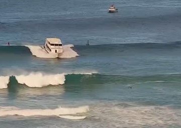 U.S. Coast Guard, Ocean Safety respond to an aground vessel near Honolulu