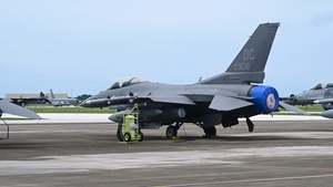 D.C. Air National Guard crew chiefs refuel F-16s for REFORPAC redeployment
