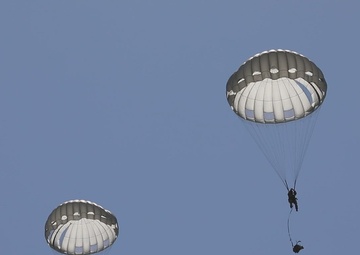 128th Quartermaster &quot;Riggers&quot; Conduct Joint Airborne Exercise With California Army National Guard Special Forces