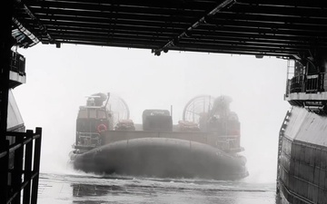 22nd MEU(SOC) | LCAC Onload Operations for Deployment
