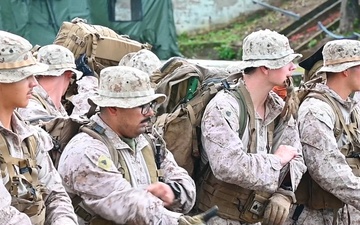 B Roll- Panamanian and U.S. Forces conduct jungle orientation course, Day 1 &amp; 2