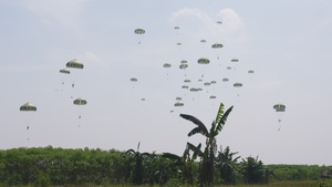 Multinational partners perform airborne jump in Super Garuda Shield 25