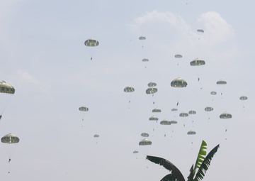 Multinational partners perform airborne jump in Super Garuda Shield 25