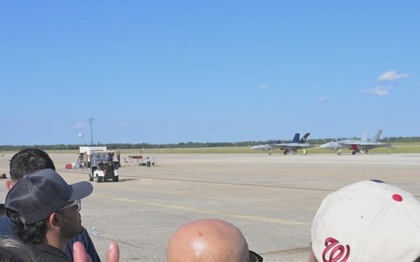 Thunderbirds sign autographs during the 2025 Joint Base Andrews Air Show