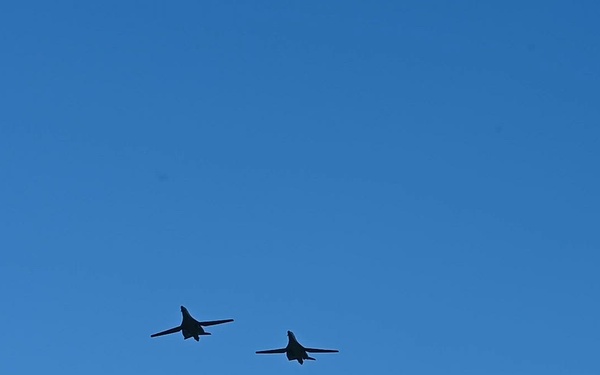 BTF: B-1B Lancer hot pit refuels after mission