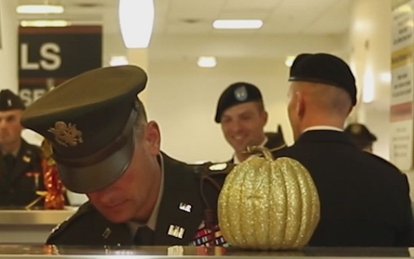 Marne Division leaders serve Thanksgiving meal