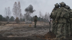 Ukrainian troops improve their trench-clearing tactics at Norwegian training camp in Poland (b-roll)