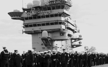 HOME: George Washington Pulls In To Yokosuka