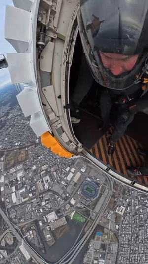U.S. Army Golden Knights drop in to M&T Bank Stadium ahead of 2025 Army Navy Game