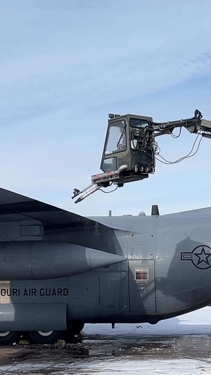 Airmen De-ice C-130 aircraft