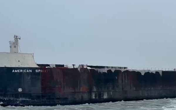 Coast Guard Cutter Neah Bay (WTGB 105) assists icebound vessel on Lake Erie