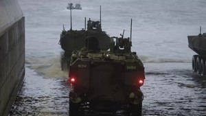 QUART 26.2 B-Roll: 3rd AA Bn. conduct Ship to Ship operations aboard USS Makin Island