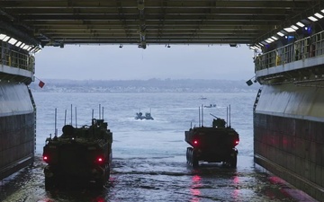 QUART 26.2 B-Roll: 3rd AA Bn. conduct Ship to Ship operations aboard USS Makin Island