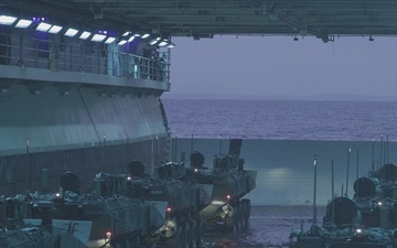 QUART 26.2 B-Roll: 3rd AA Bn. conduct night Ship to Shore operations onboard USS Makin Island