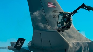 De-icing KC-135 Stratotanker