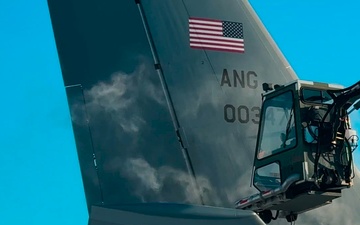 De-icing KC-135 Stratotanker