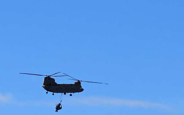 120th Field Artillery Soldiers conduct winter sling-load ops with Black Hawk, Chinook helicopters, Part 12