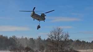 120th Field Artillery Soldiers conduct winter sling-load ops with Black Hawk, Chinook helicopters, Part 13