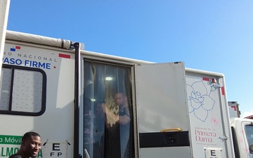 U.S. Service Members and Panamanian Health Officials Provide Optometry Services in Penonomé