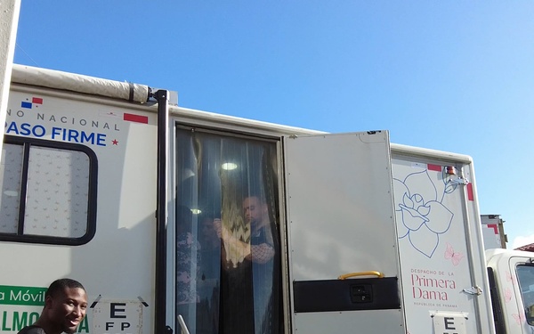U.S. Service Members and Panamanian Health Officials Provide Optometry Services in Penonomé