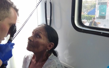 U.S. Service Members and Panamanian Health Officials Provide Optometry Services in Penonomé