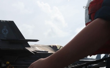 Abraham Lincoln conducts replenishment-at-sea with Henry J. Kaiser