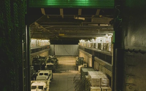 Task Force Ashland, USS Ashland Conduct In-Stream Onload with LCACs