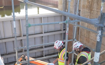Col. Herlihy visits Chickamauga Lock Replacement Project