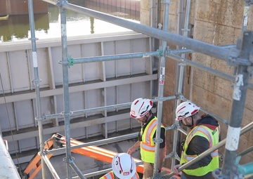 Col. Herlihy visits Chickamauga Lock Replacement Project