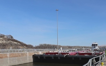Spring arrives on the Upper Mississippi River as first tows reach St. Paul, MN