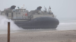 LCACs land at Onslow Beach for TCAT 26.1