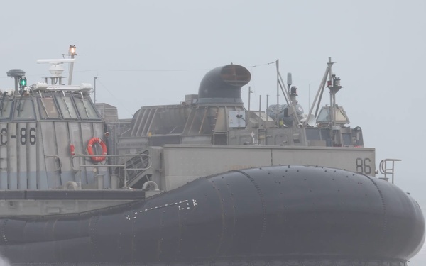 LCACs land at Onslow Beach for TCAT 26.1