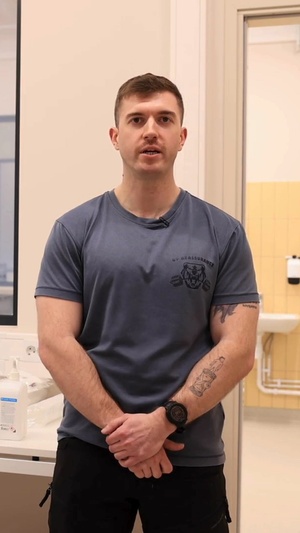 U.S. Army medic trains Estonian troops on conducting blood transfusions