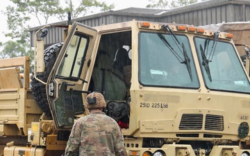 25th ID U.S. Army Soldiers Coordinate with Civil Authorities During Hawaii Flood Response
