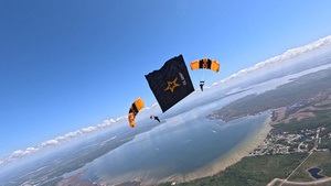 The U.S. Army Parachute Team jumps Army star for Gulf Coast Salute Airshow