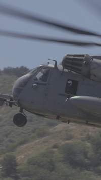 13th MEU Marines Conducts a Vertical Assault